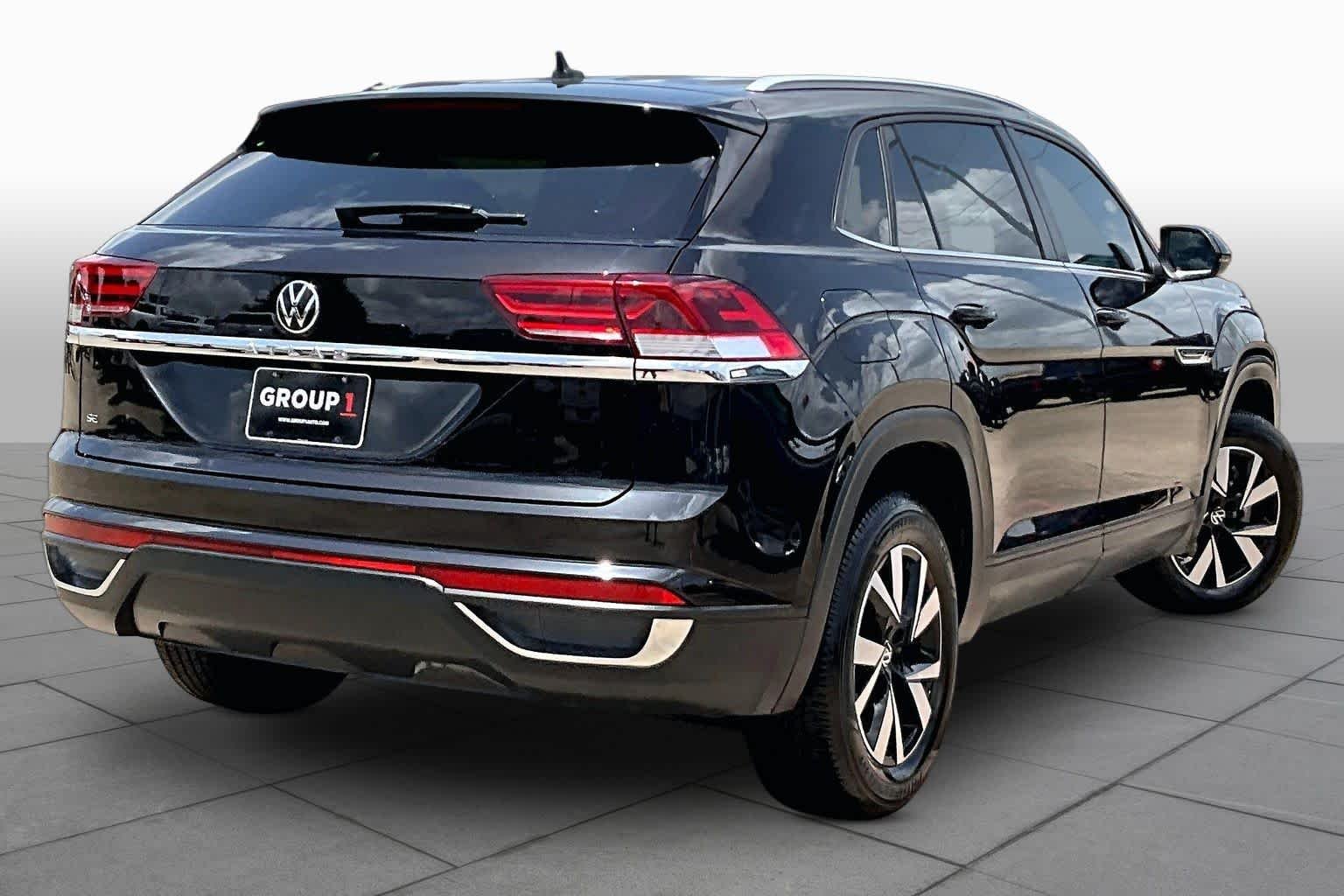 Used 2022 Deep Black Pearl Volkswagen 2.0T SE image 13