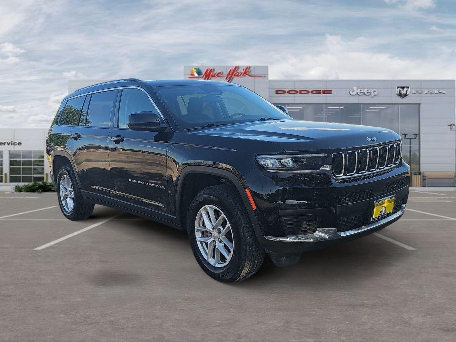 Used 2023 Diamond Black Crystal Pearlcoat Jeep Laredo image 7