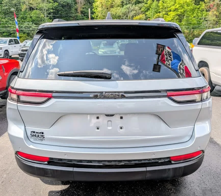 Used 2025 Silver Zynith Jeep Altitude X image 5