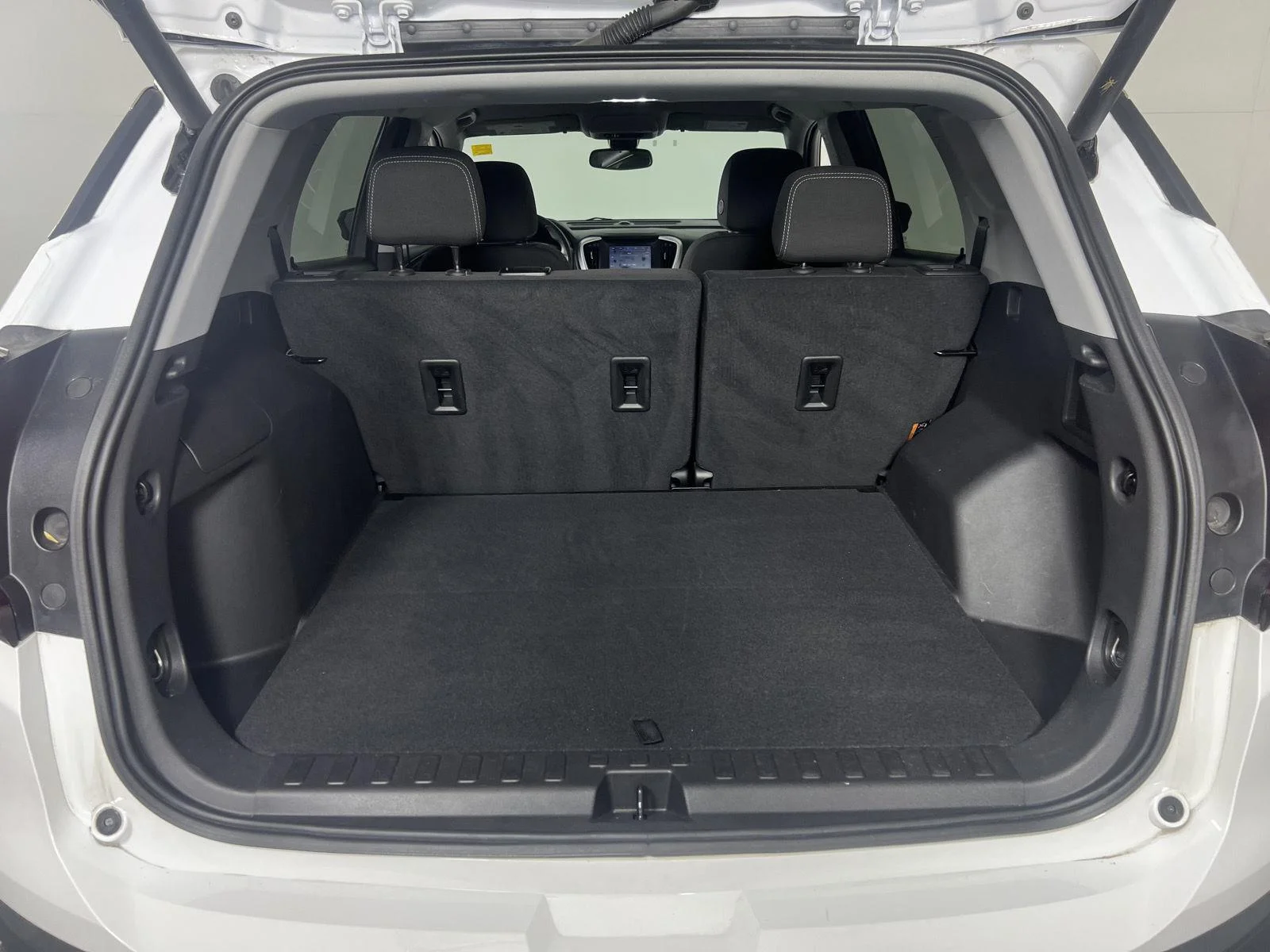 Used 2024 Summit White GMC SLE image 22