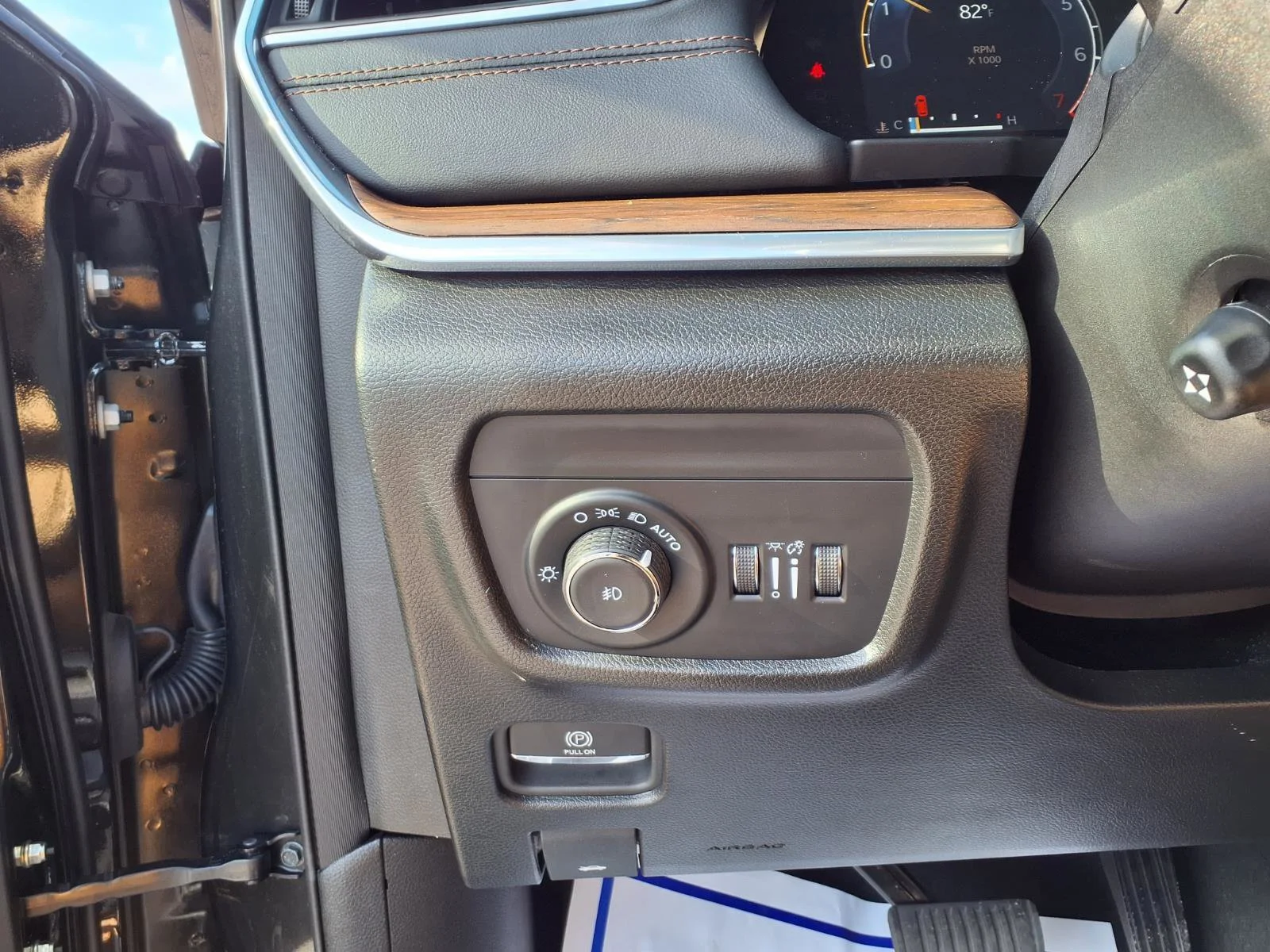 Used 2024 Rocky Mountain Pearlcoat Jeep Summit image 13