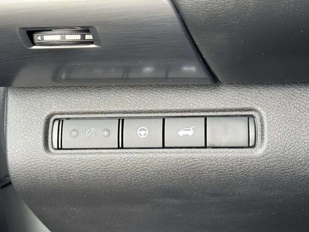 Used 2025 Silver Nissan SL image 29