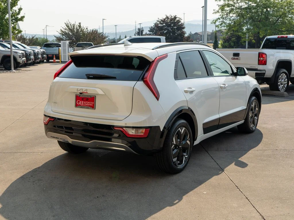 New 2026 Snow White Pearl Kia WIND image 7