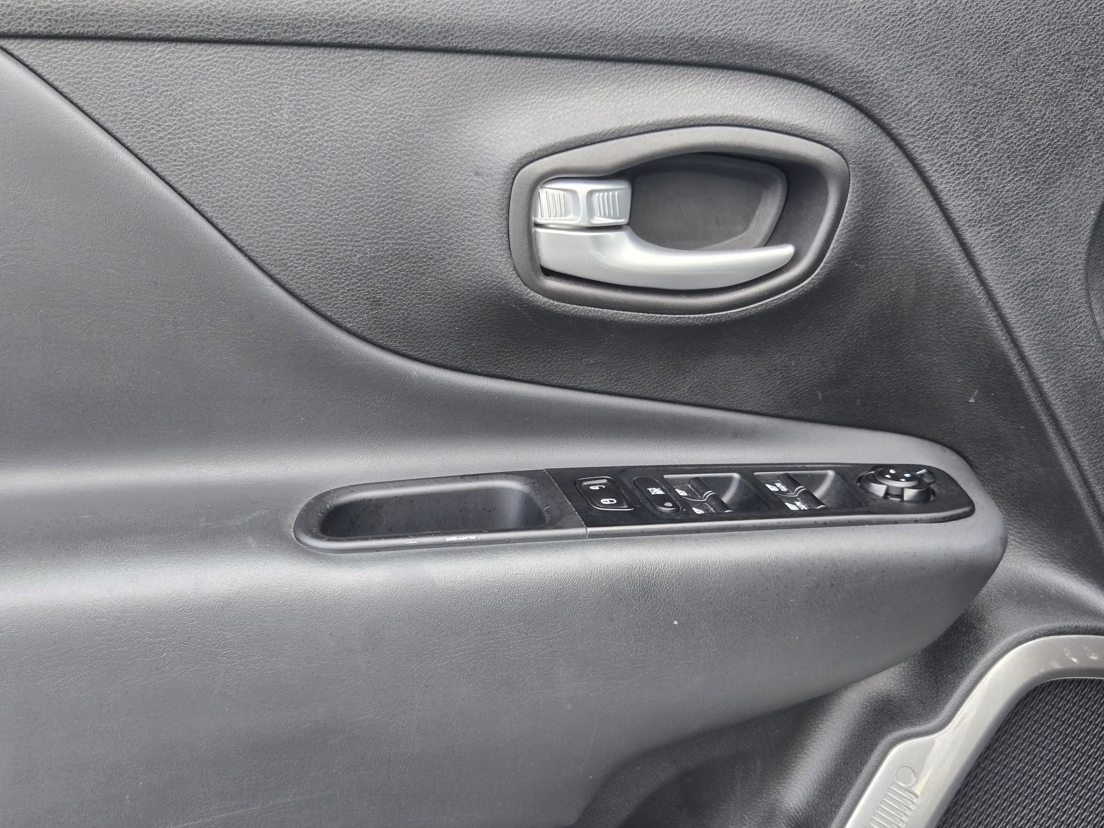 Used 2023 Alpine White Clearcoat Jeep Latitude image 21