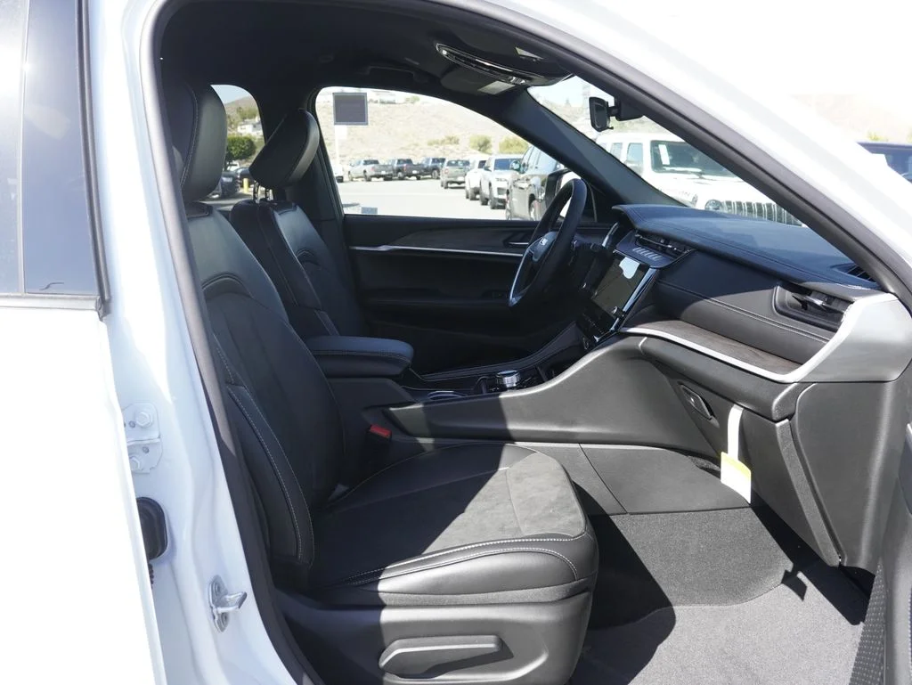 New 2026 Bright White Clear-Coat Exterior Paint Jeep Altitude image 21