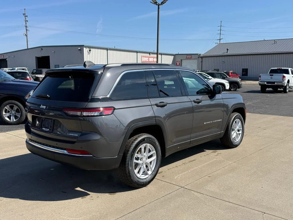 New 2026 Baltic Gray Metallic Clear-Coat Exterior Paint Jeep Laredo image 7