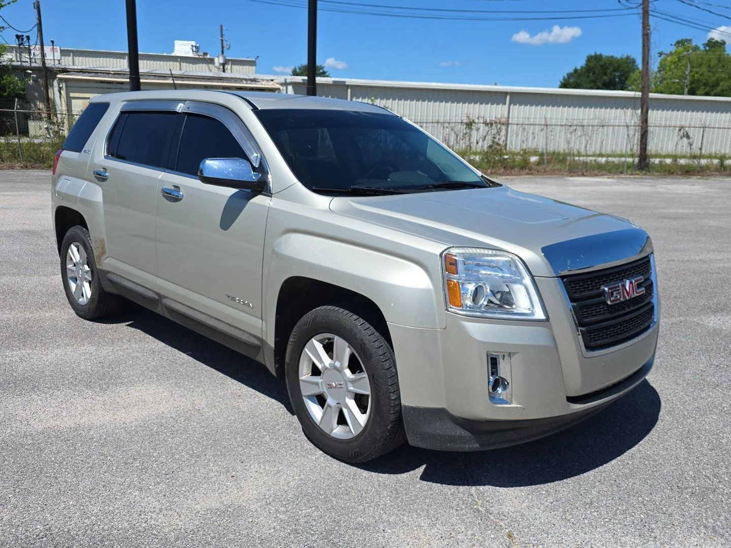Used 2013 Champagne Silver Metallic GMC SLE image 1