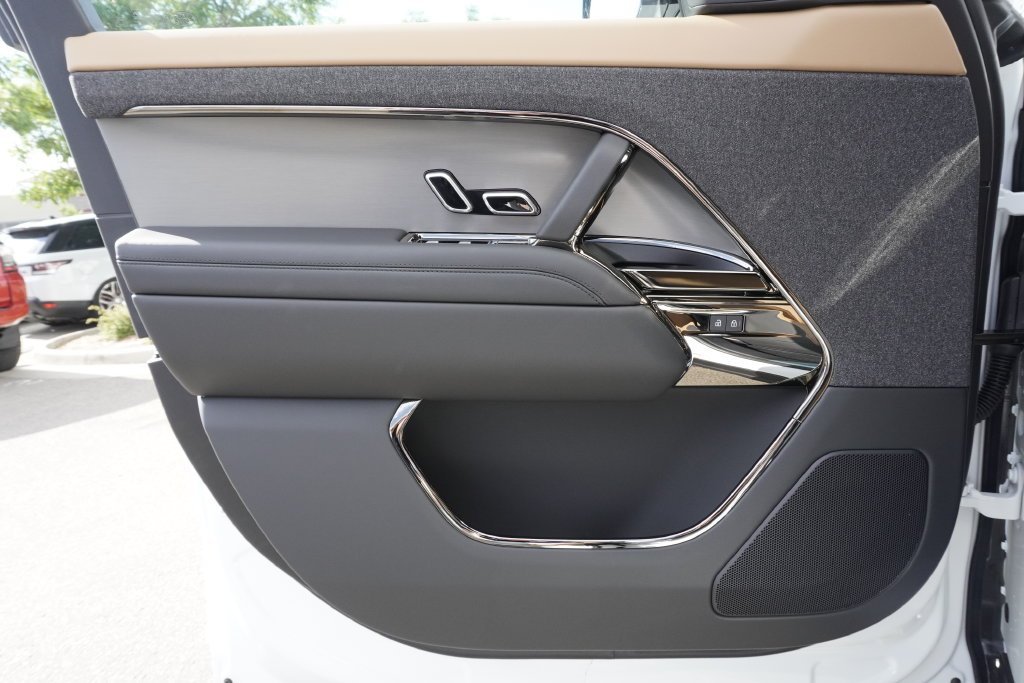 New 2026 Fuji White LAND ROVER Dynamic SE image 17