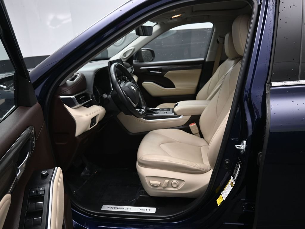 Used 2022  Toyota Limited image 9