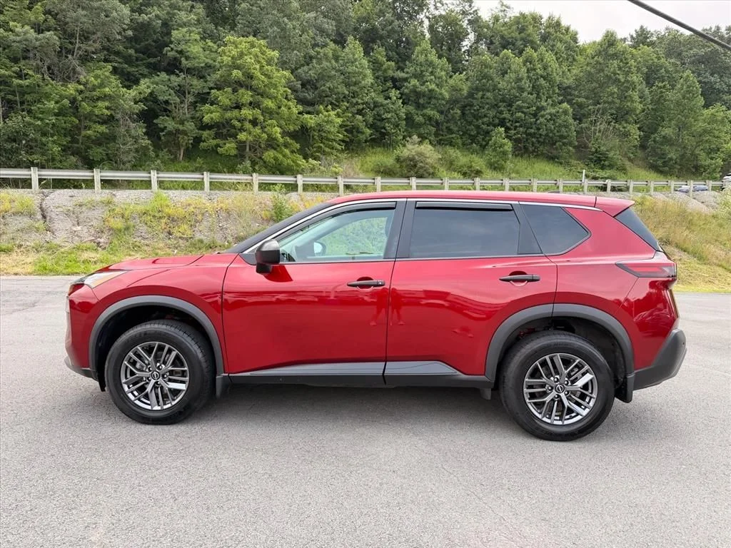 Used 2023 Red Nissan S image 4