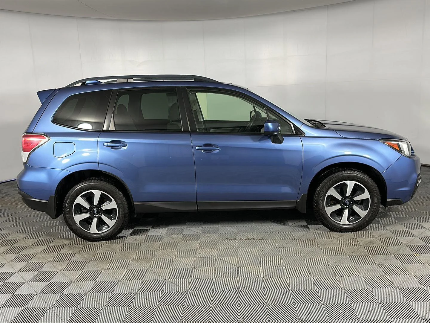 Used 2018 Quartz Blue Pearl Subaru Premium image 7