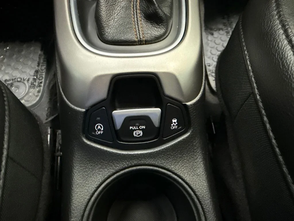 Used 2018 Gray Jeep Latitude image 15