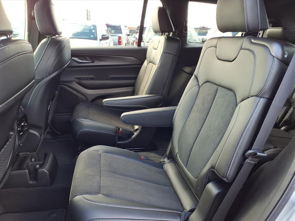 New 2025 Silver Zynith Exterior Paint Jeep Altitude X 4x4 image 15