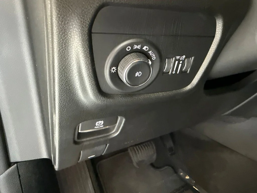Used 2023 White Jeep Limited image 22