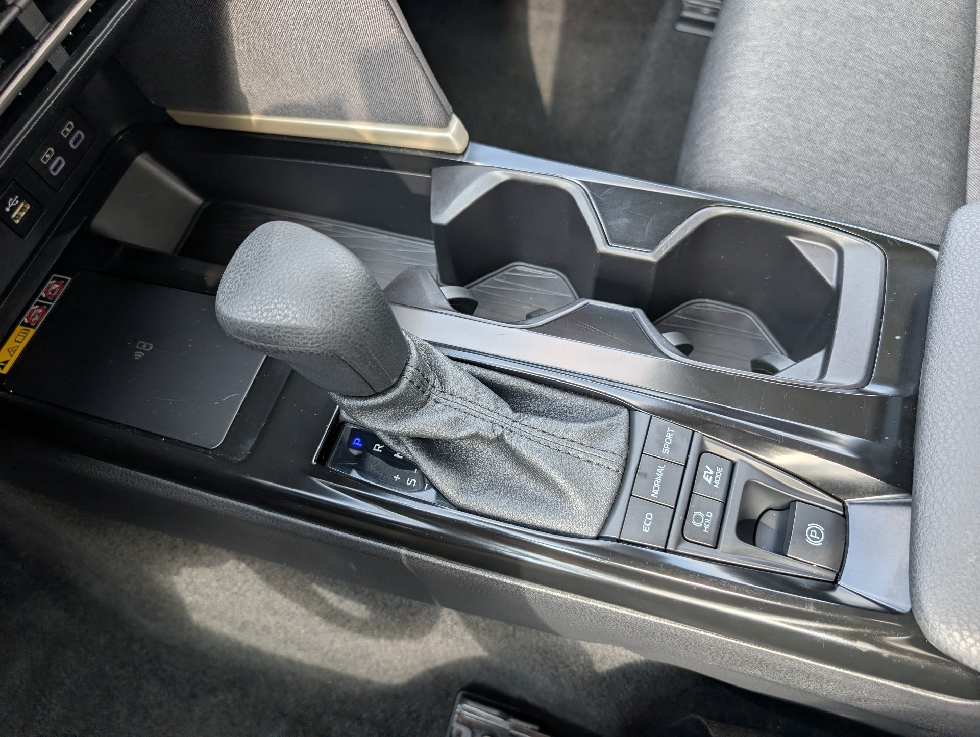 2025 Toyota Camry LE - Photo 18