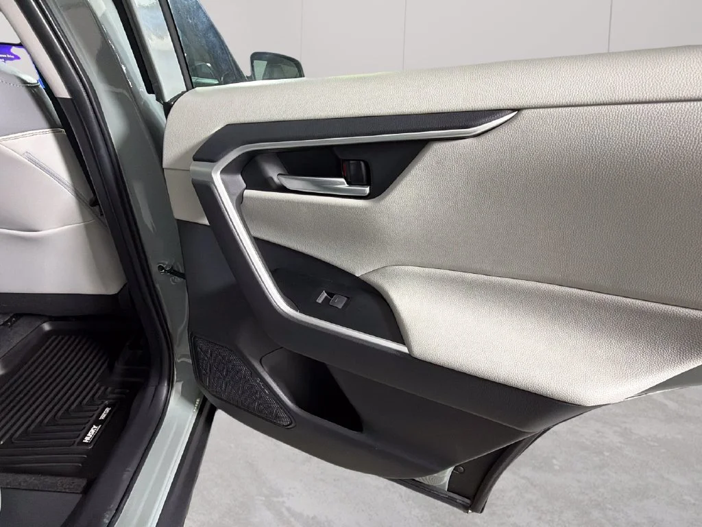 Used 2023  Toyota XLE Premium image 36