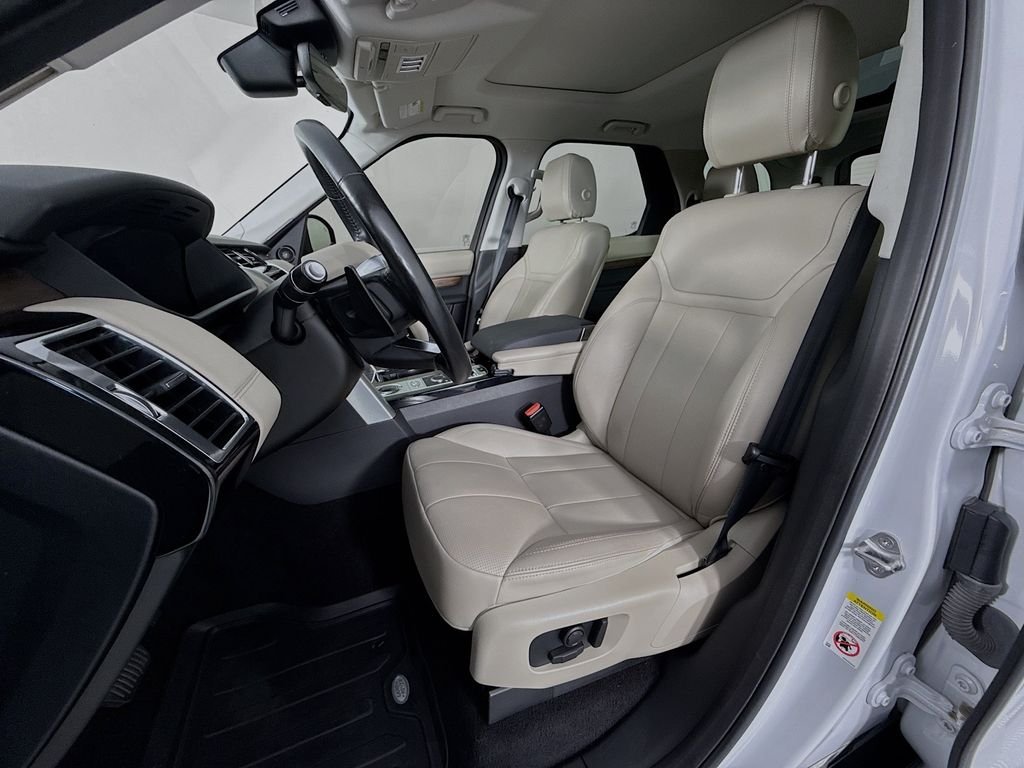 Used 2018 White Land Rover HSE image 5