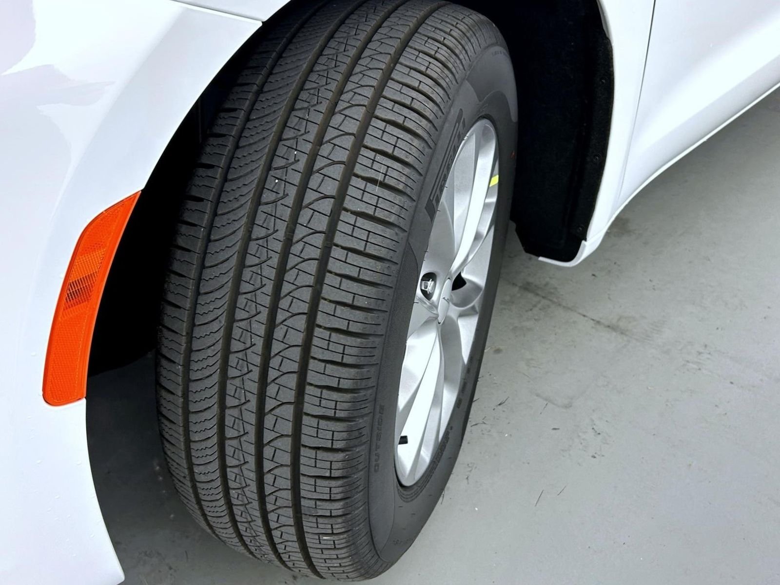 New 2027 Bright White Clear-Coat Exterior Paint Chrysler Select image 23