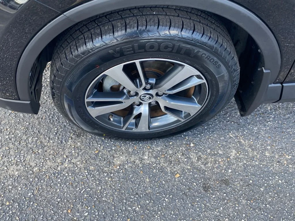 Used 2018 Black Toyota XLE image 20