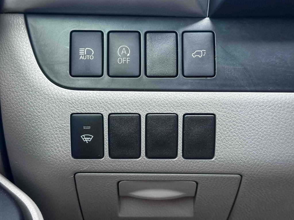 Used 2018 White Toyota XLE image 38