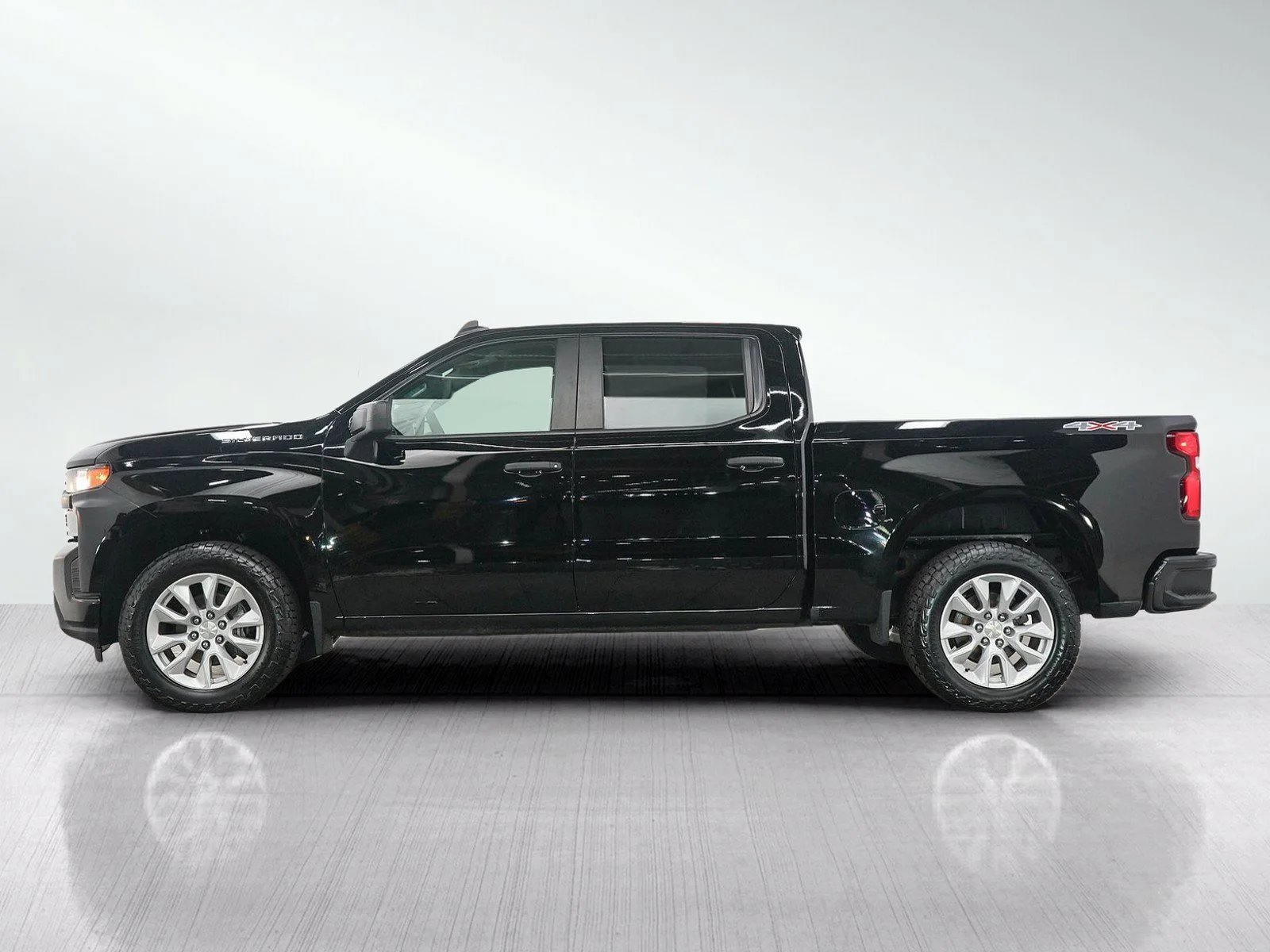 Used 2020 Chevrolet Silverado 1500 Custom with VIN 3GCPYBEK2LG133923 for sale in Roseville, Minnesota