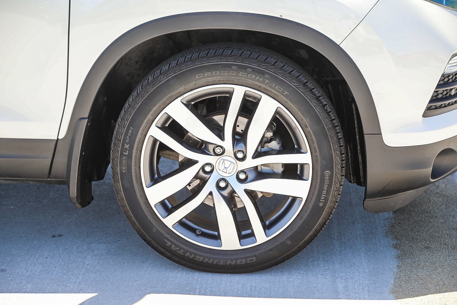 Used 2017 White Diamond Pearl Honda Touring image 9