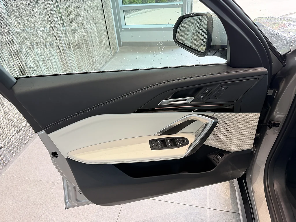 New 2027 Space Silver Metallic BMW xDrive28i image 11