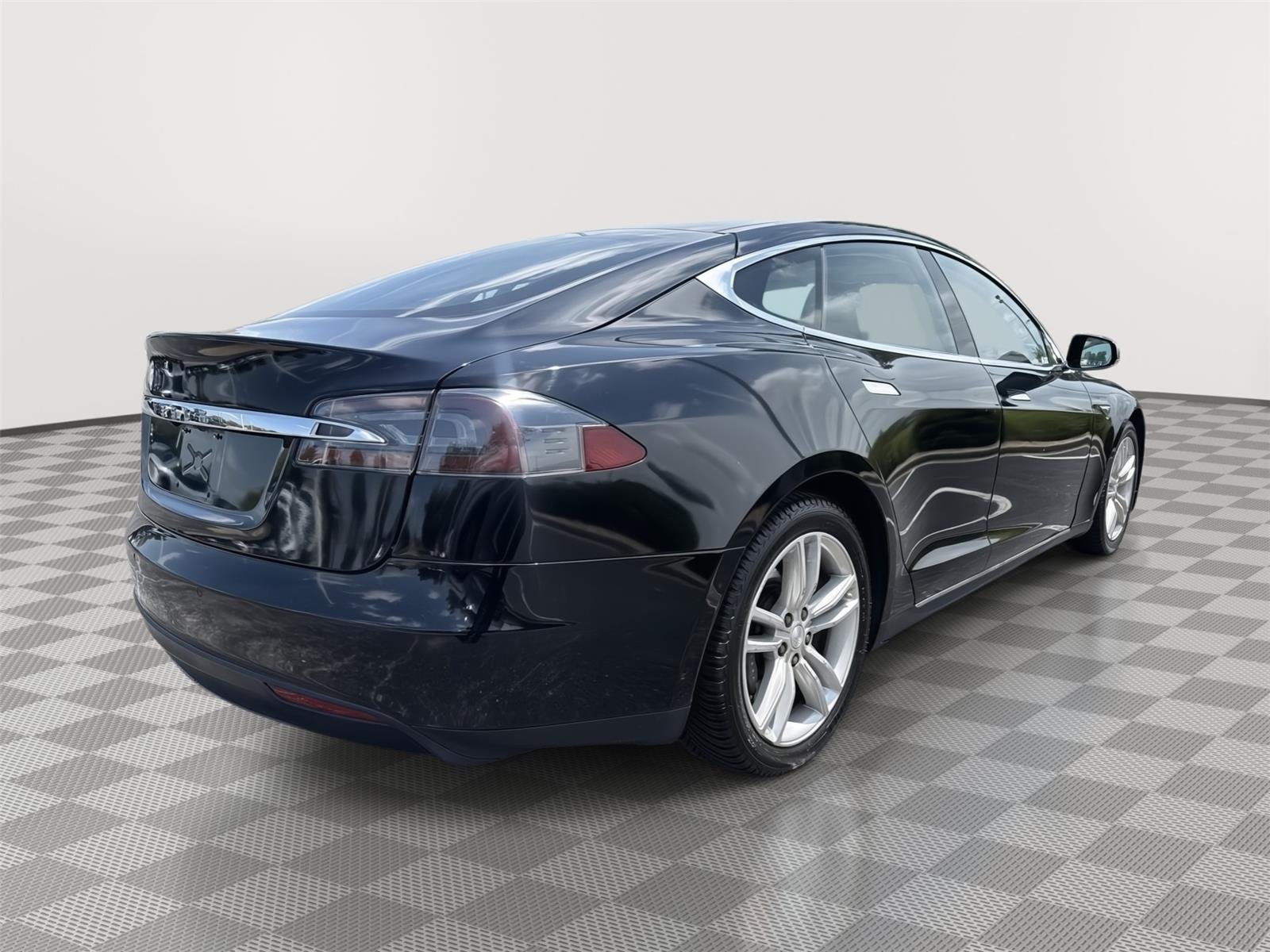 Used 2014 Black Tesla 85 image 11