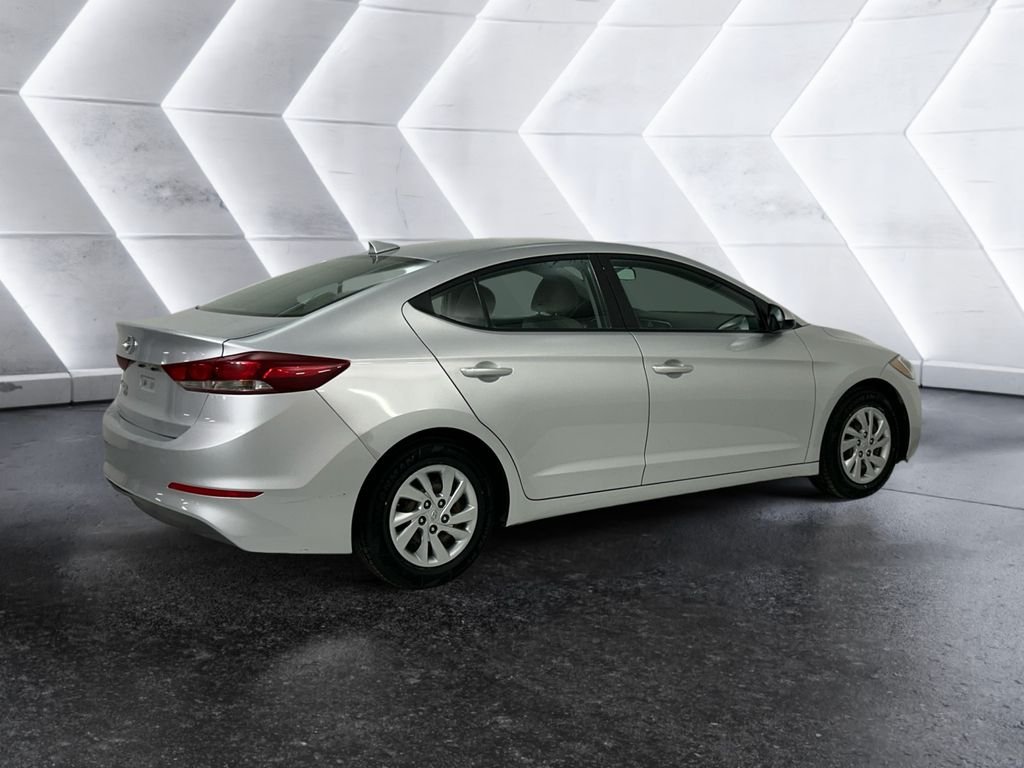 Used 2017 Silver Hyundai SE image 4