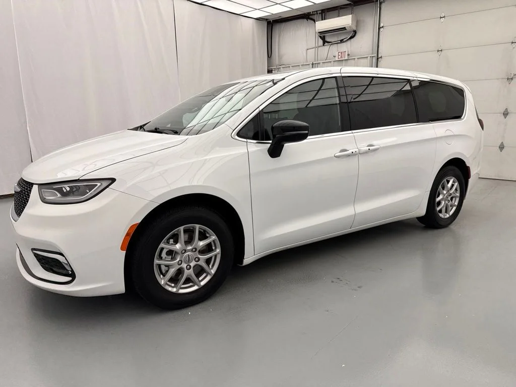 Used 2025 White Chrysler Select image 3