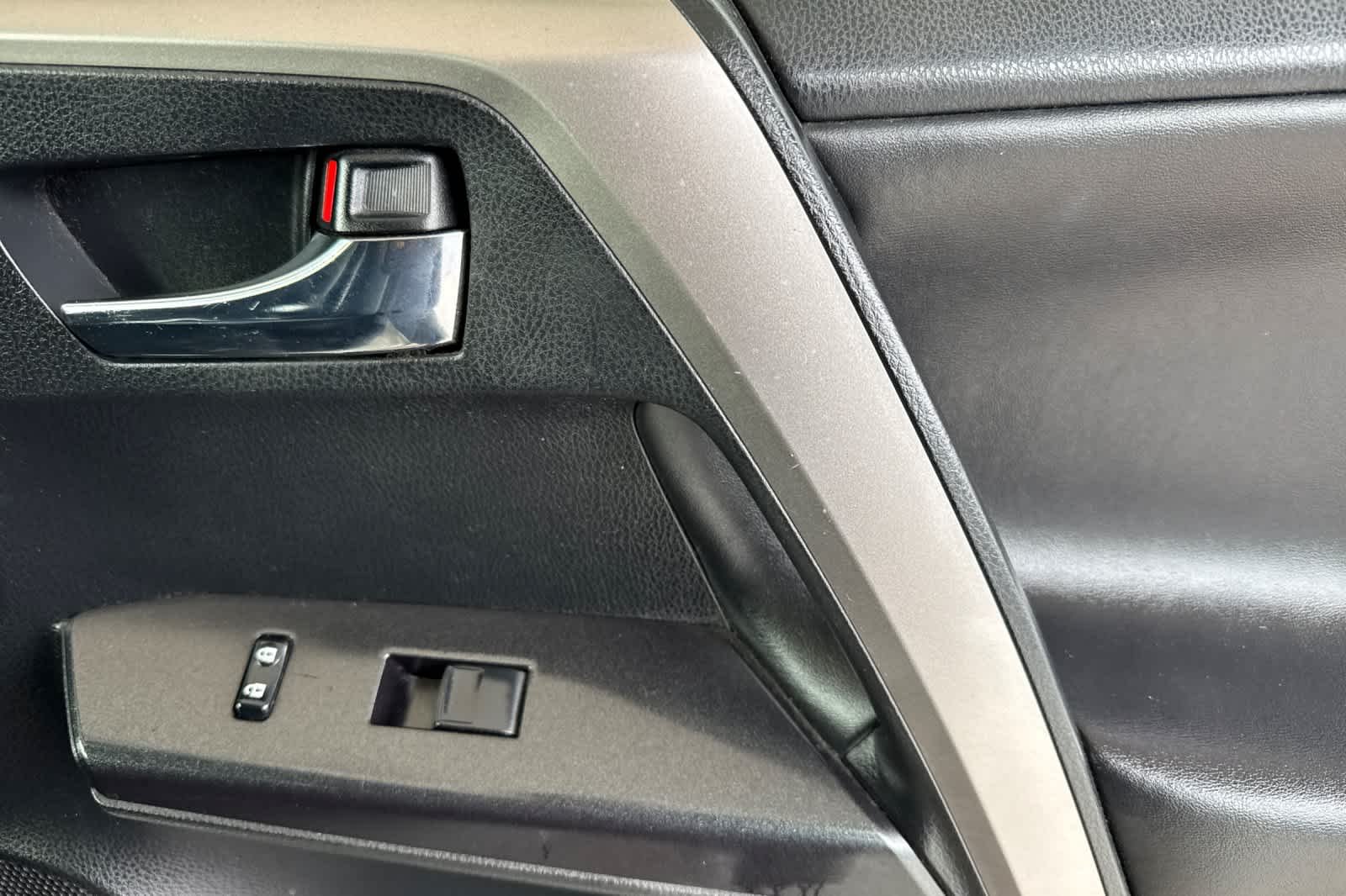 Used 2016 Super White Toyota XLE image 18