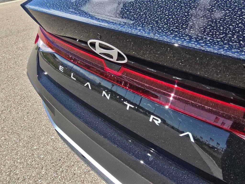 New 2026 Abyss Black Hyundai SE image 10