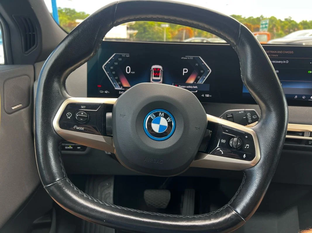 Used 2024 White BMW xDrive50 image 18