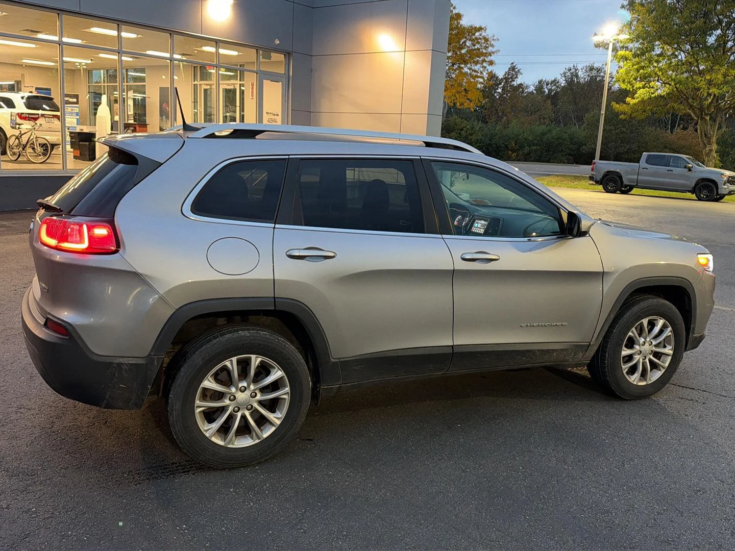 Used 2019 Billet Silver Metallic Clearcoat Jeep Latitude image 9
