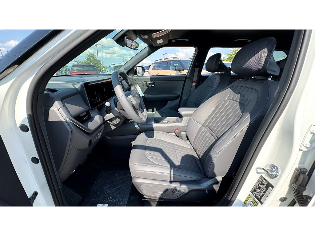 New 2027 Snow White Pearl / Black Roof Kia X-Line S image 9