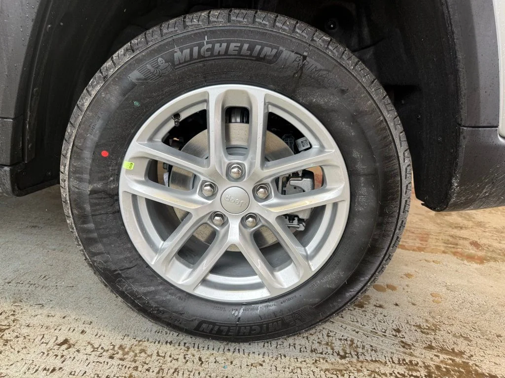 New 2026 Silver Zynith Exterior Paint Jeep Laredo X image 20