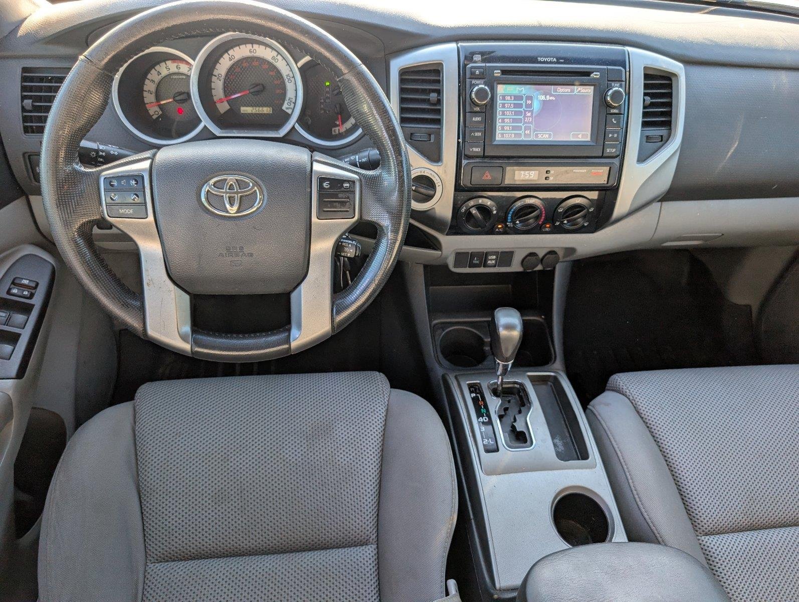 Used 2013 Super White Toyota Double Cab V6 4WD image 32