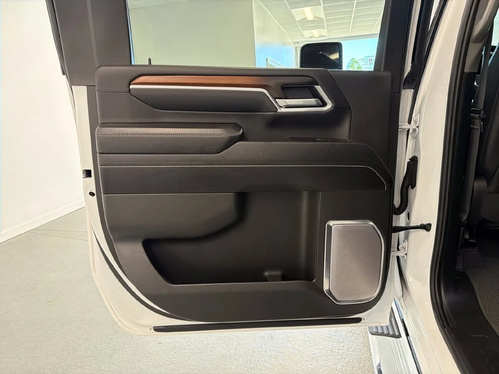 Used 2025 White GMC Denali image 9