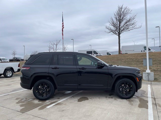 New 2026 Diamond Black Crystal Pearlcoat Jeep Laredo Altitude image 6