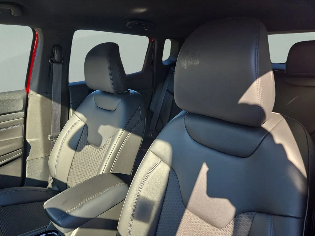 New 2026 Red Hot Pearlcoat Jeep Latitude image 17