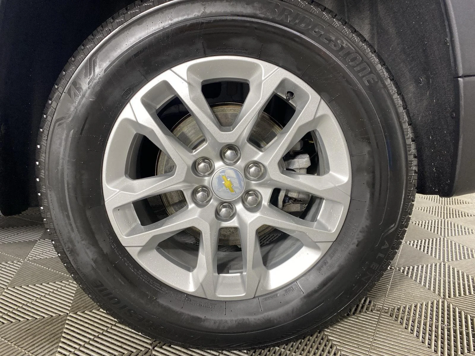 Used 2023 Wh Chevrolet  image 9