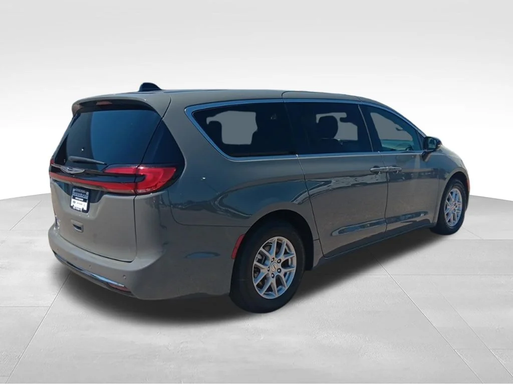 Used 2025 Ceramic Gray Clearcoat Chrysler Select image 6