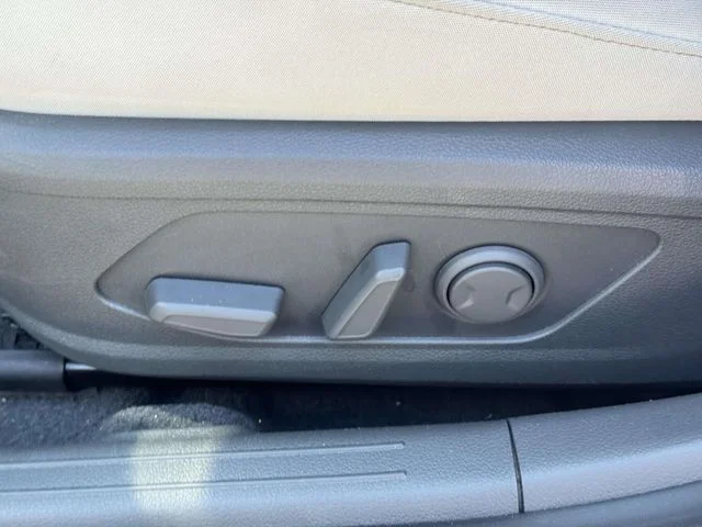 Used 2025 White Hyundai SEL image 21