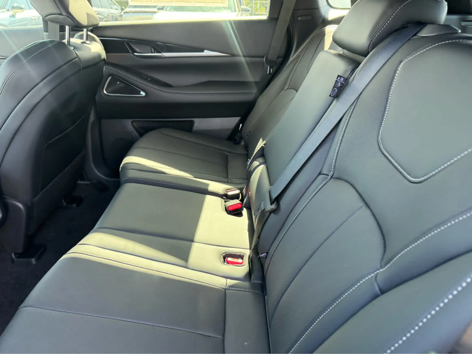 New 2027 2T RAD WHT INFINITI Sport AWD image 19