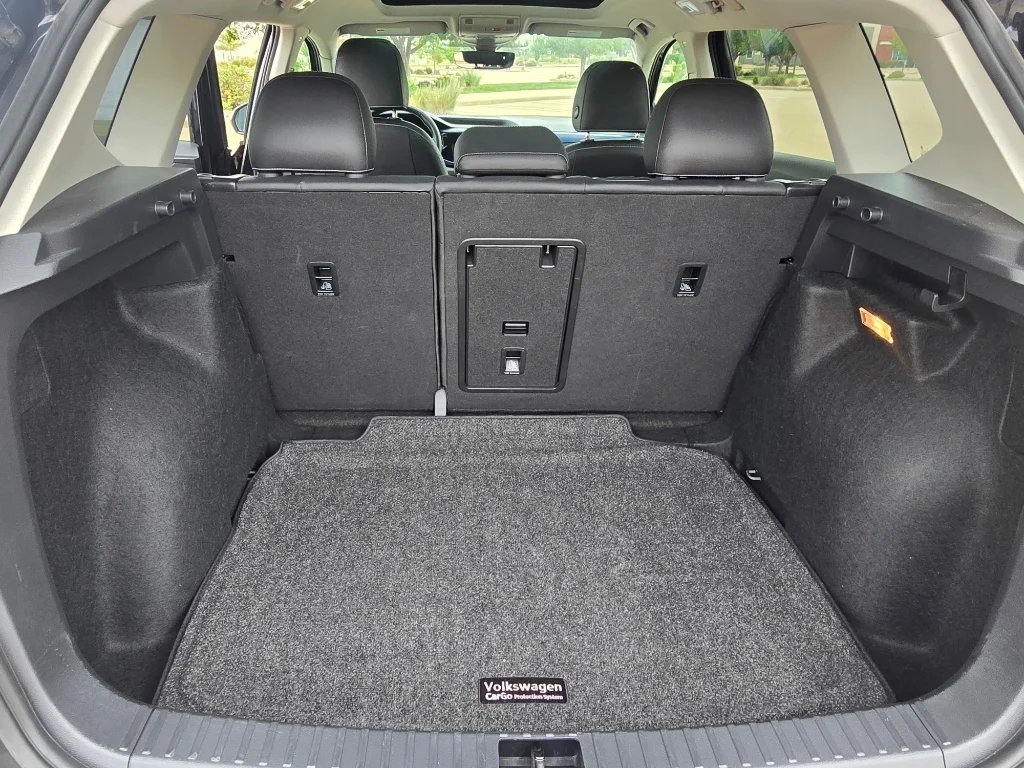 Used 2023 Deep Black Pearl Volkswagen SE image 30