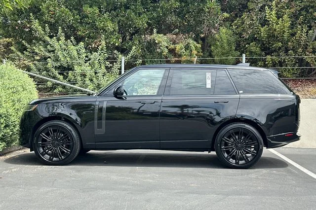 New 2026 Obsidian Black in Gloss Finish Land Rover SE image 2