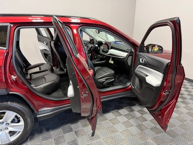 Used 2022 Velvet Jeep Latitude image 22