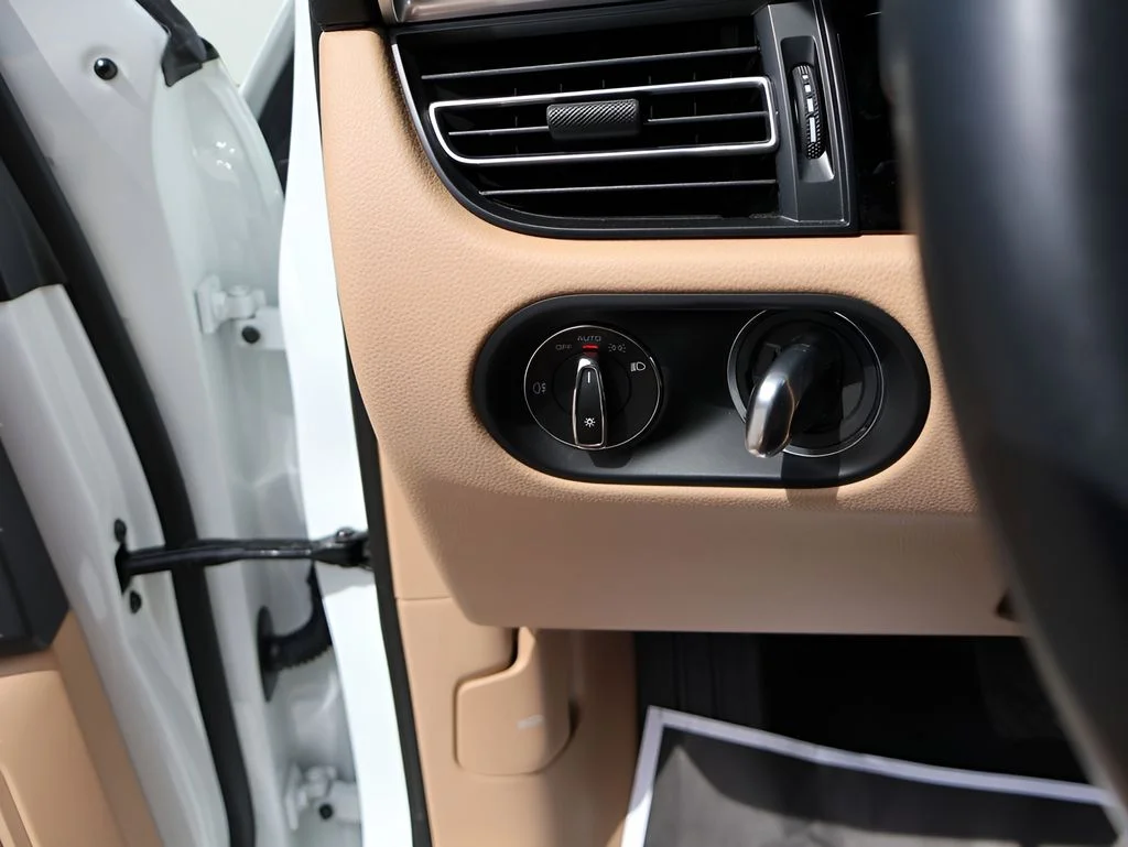 Used 2021 White Porsche  image 32