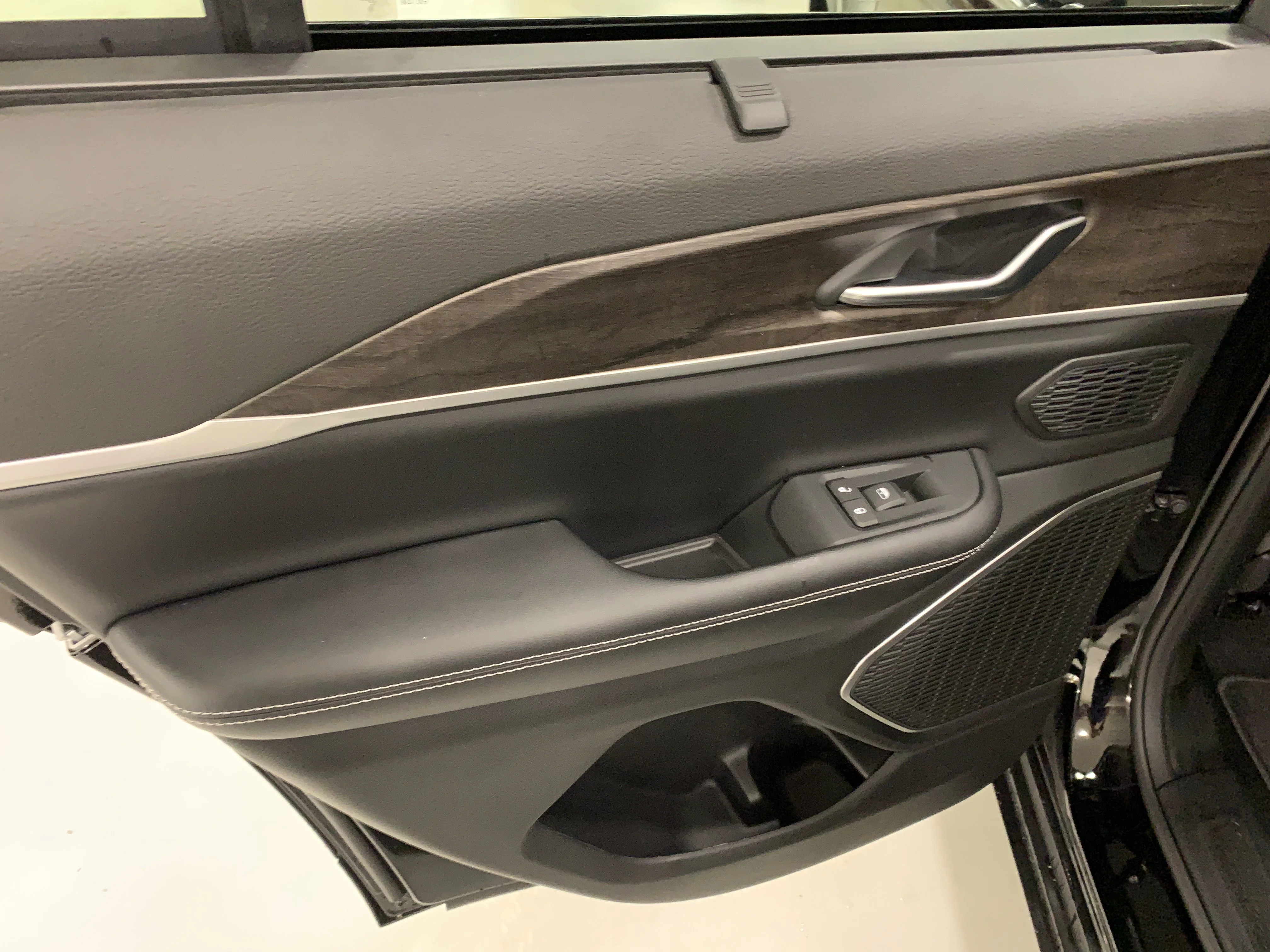 New 2025 Diamond Black Crystal Pearl Jeep Limited image 15