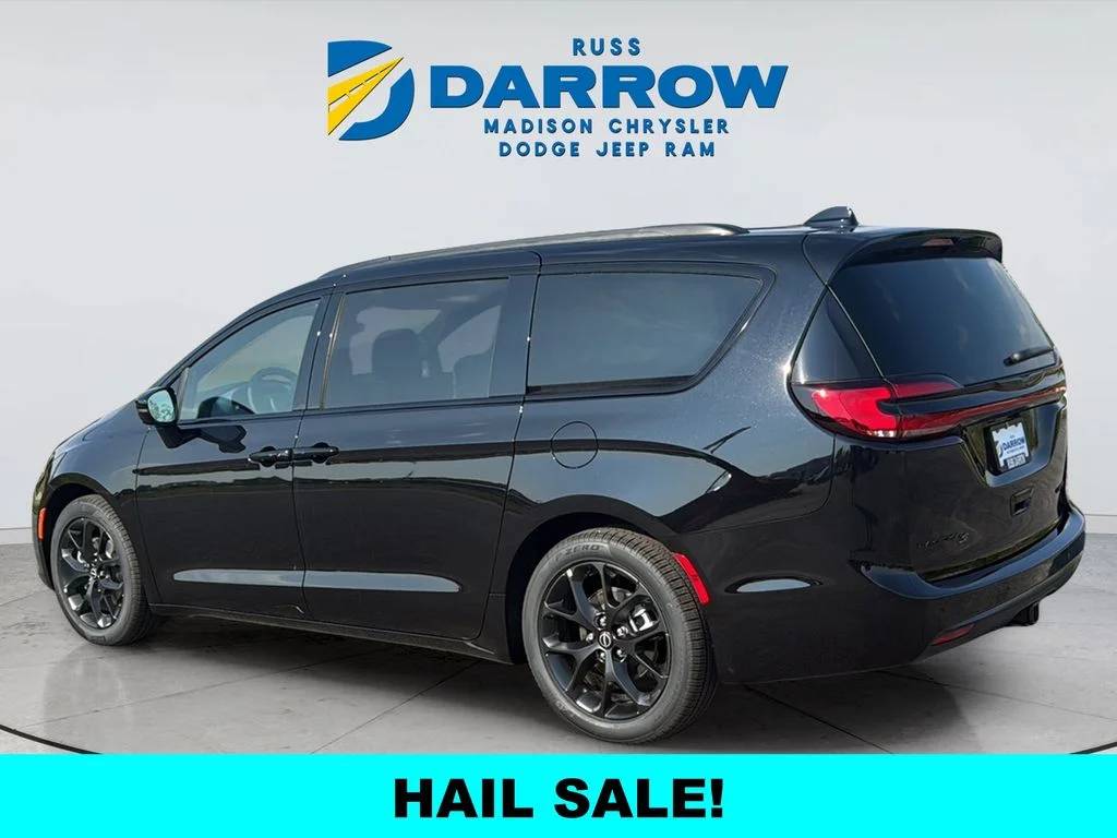 New 2026 Diamond Black Crystal Pearl-Coat Exterior Paint Chrysler Limited image 3